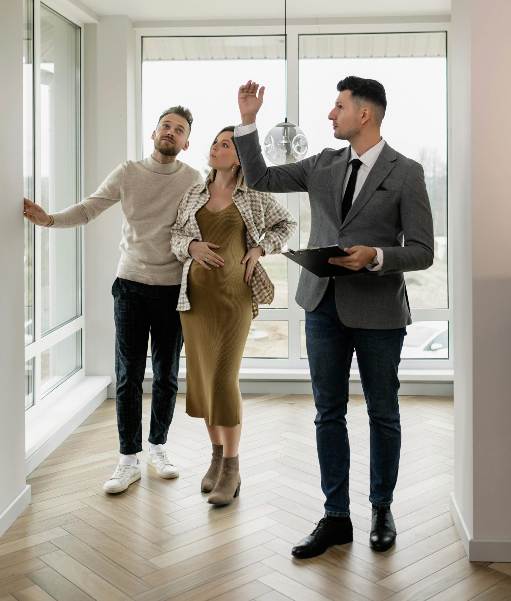 buyer's agent showing home